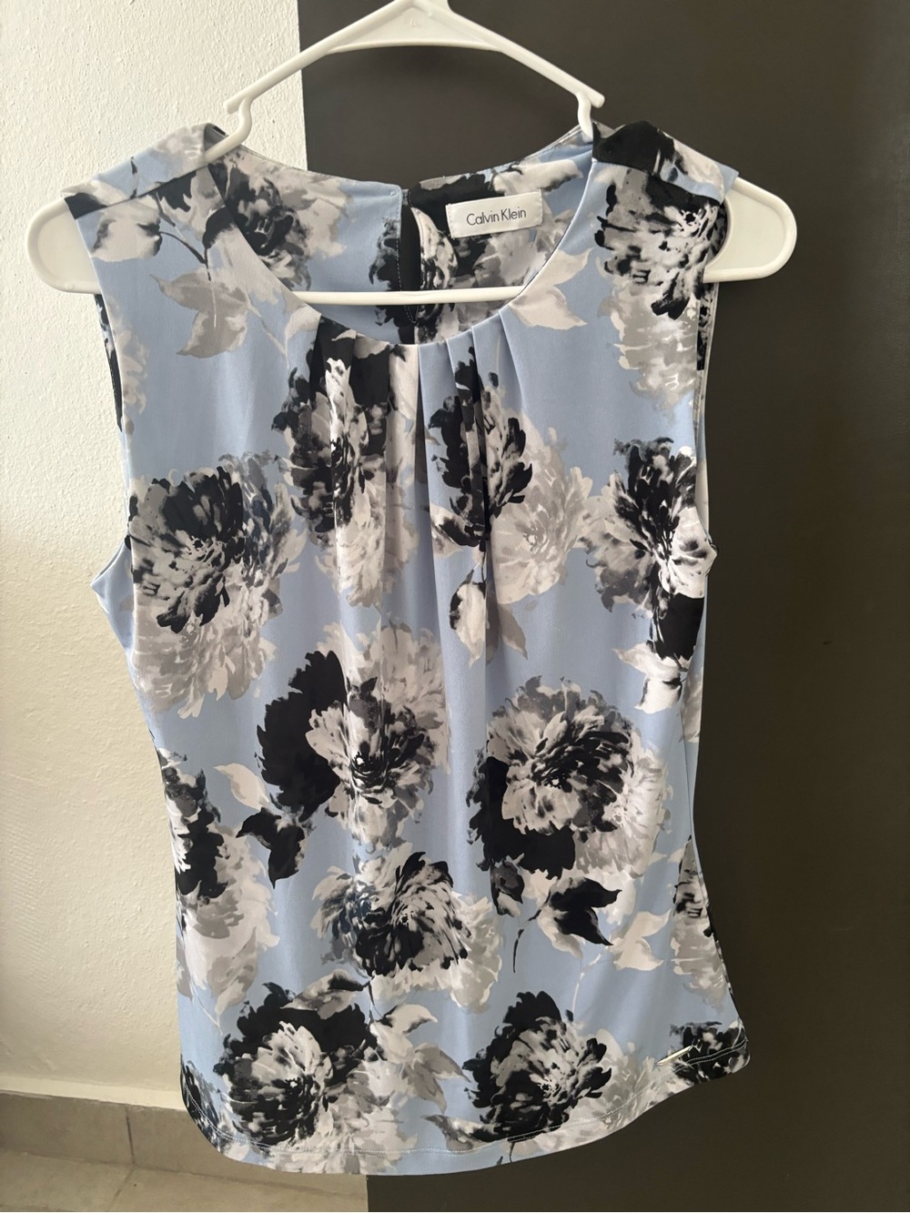 Calvin Klein Light Blue Floral Pleated Neck Sleeveless Blouse Small Fit